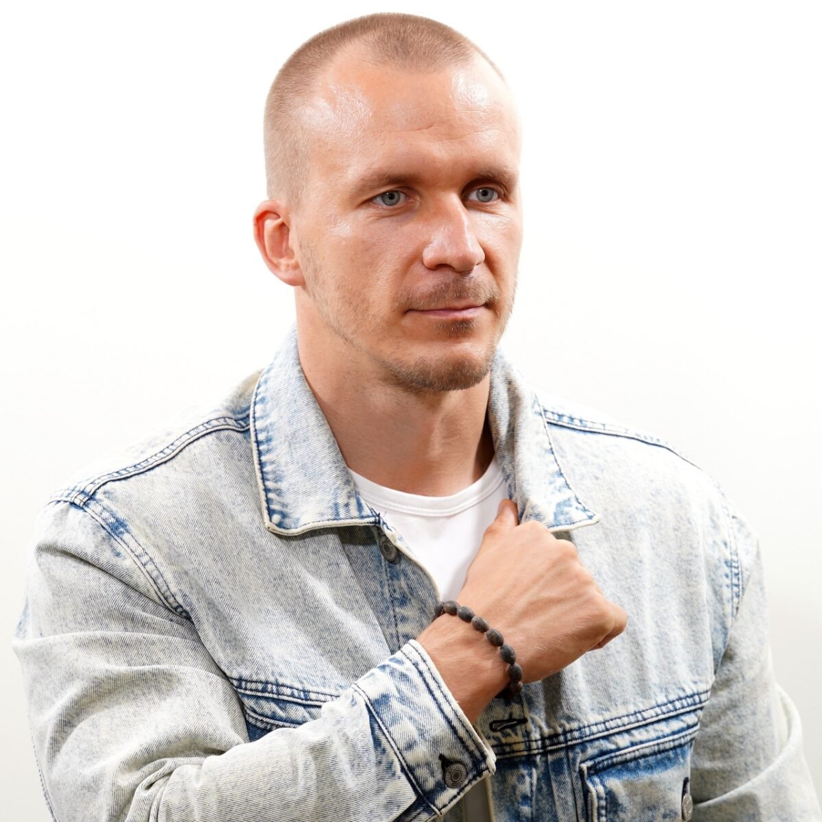 tamsi apyrankė