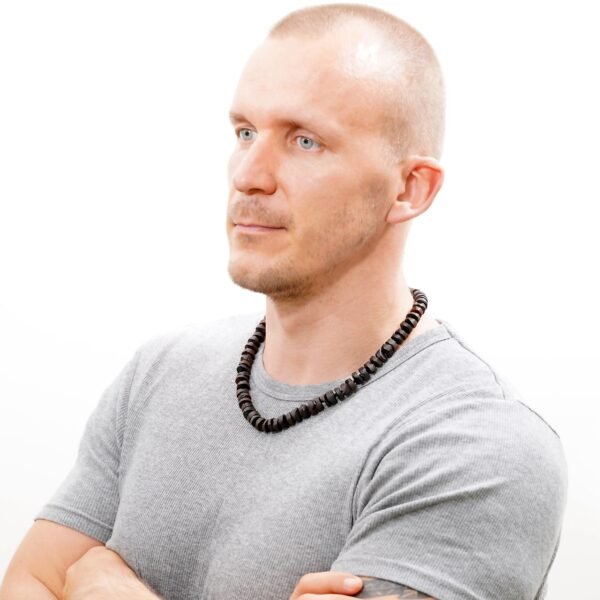 Tamsaus gintaro vėrinys