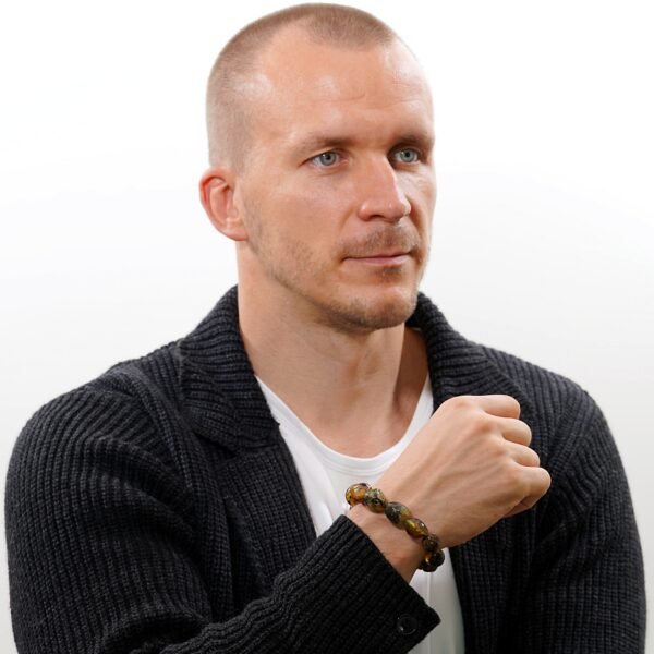 Tamsi natūralaus Baltijos gintaro apyrankė