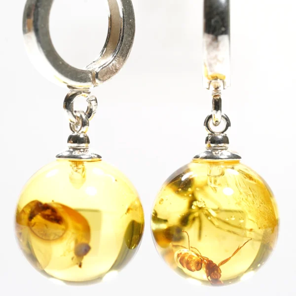 Auskarai su inkliuzais