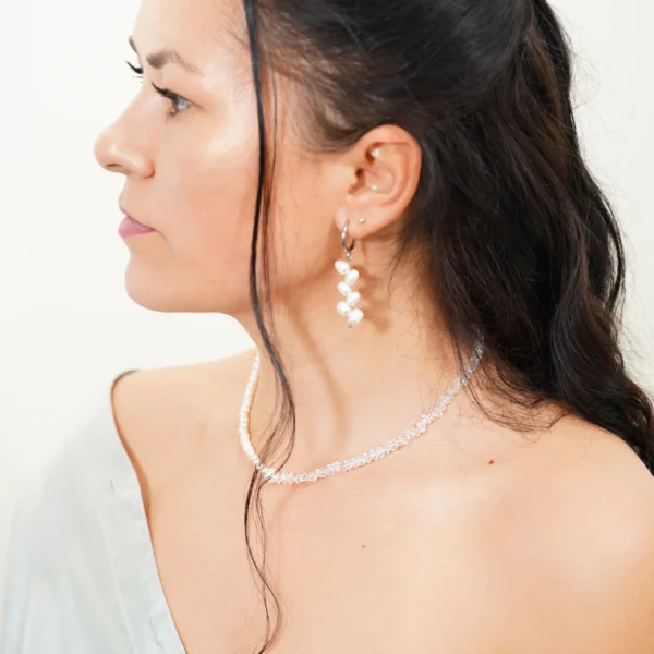 Graži moteris su perlais