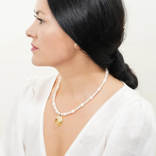 Baltas gintaro pakabukas