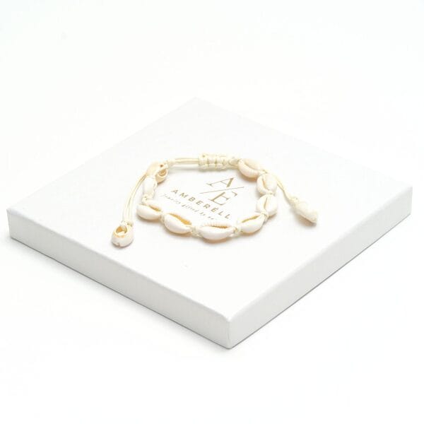 Natūralių kriauklių apyrankė