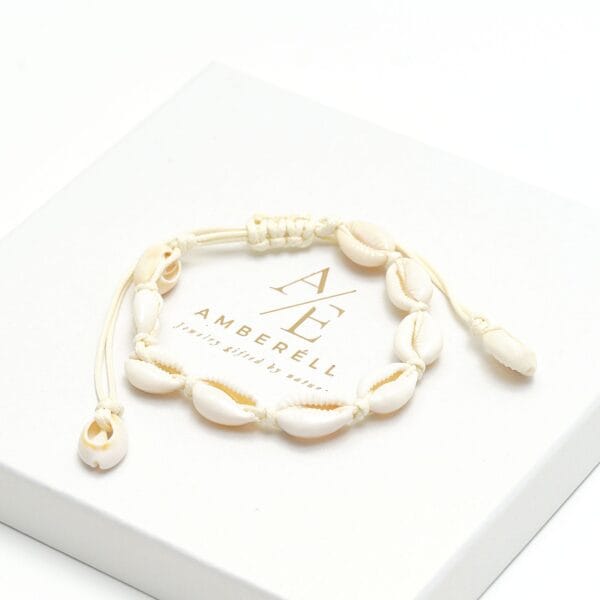 Natūralių kriauklių apyrankė