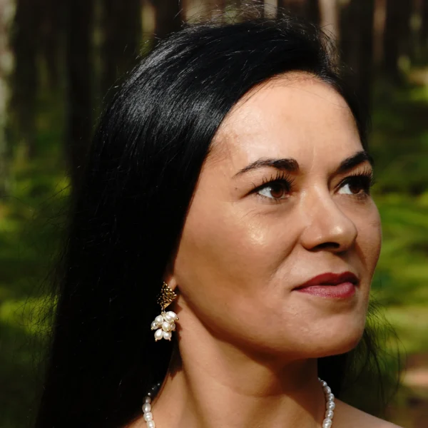 Natūralių gėlavandenių perlų vėrinio ir auskarų komplektas