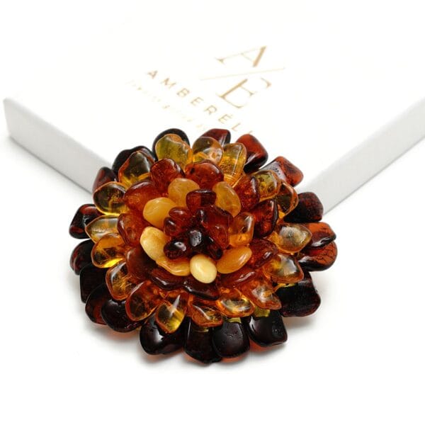 gėlės formos gintaro pakabukas