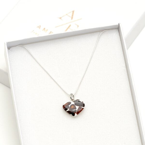 Pakabukas su natūralaus gintaro fragmentais