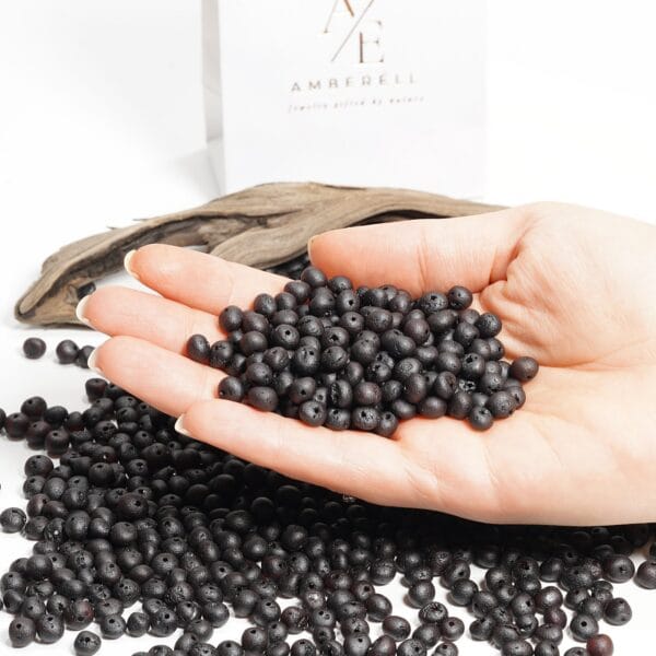 Gręžti gintaro karoliukai